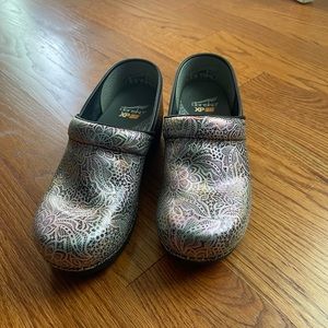 Dansko XP 2.0 clogs